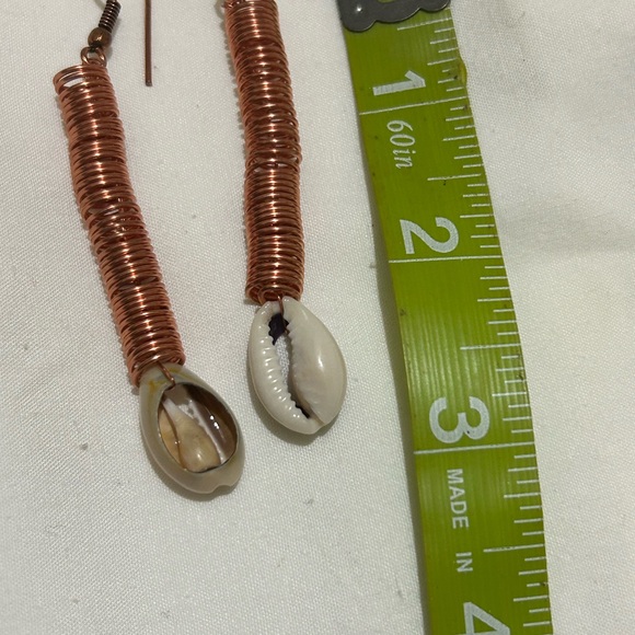 Handcrafted copper earrings with cowrie shells - Picture 2 of 3